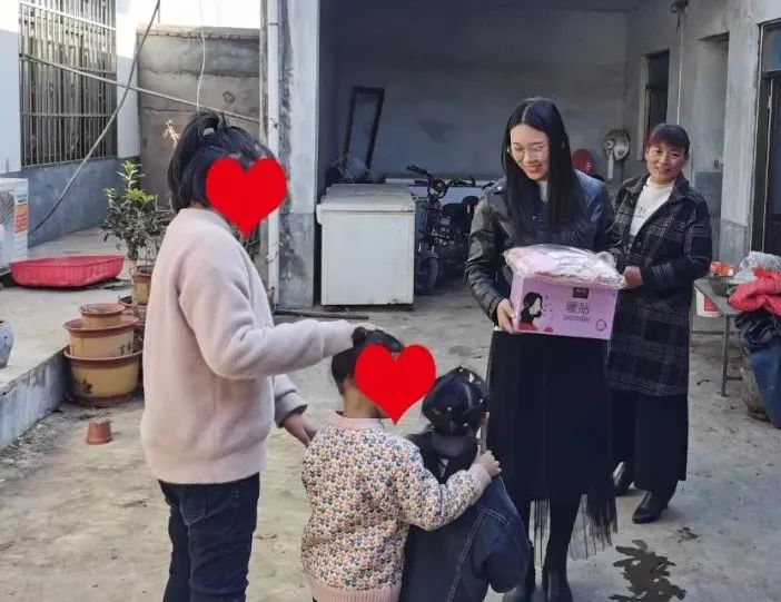 龍立電子攜手孤困兒童志愿團愛(ài)心暖冬走訪(fǎng)慰問(wèn)